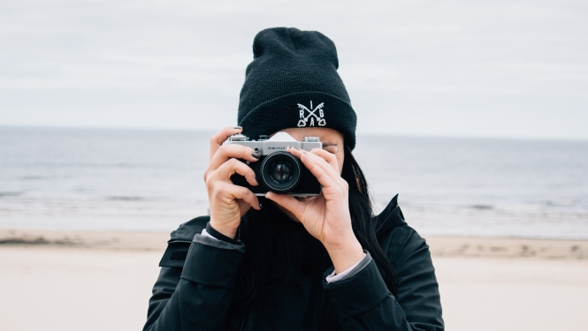Meitene, kura fotogrāfē