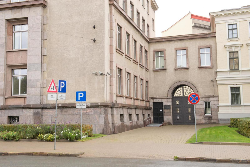 Ieeja Ministru kabineta ēkā personām ar īpašajām vajadzībām - skats no ielas