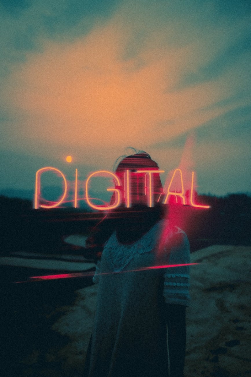 Meitenes tēls ar uzrakstu "Digital"