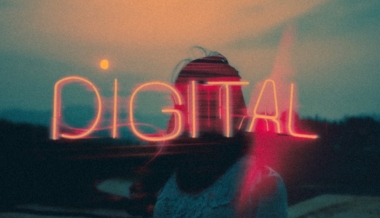 Meitenes tēls ar uzrakstu "Digital"